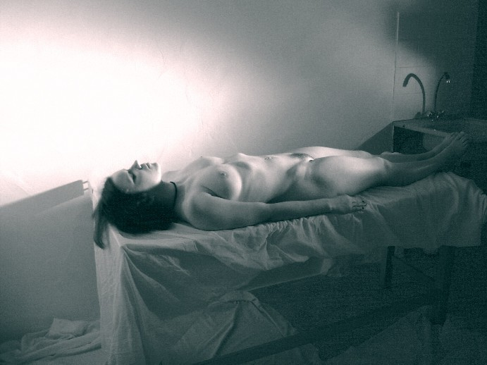 V kamere Erotic, death, old, lover, sex, textile, white, naked, table. sink, woman