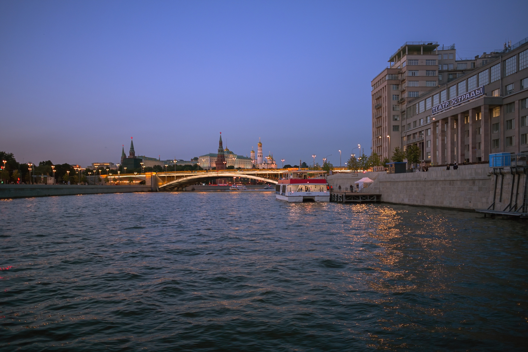 По реке Москва россия