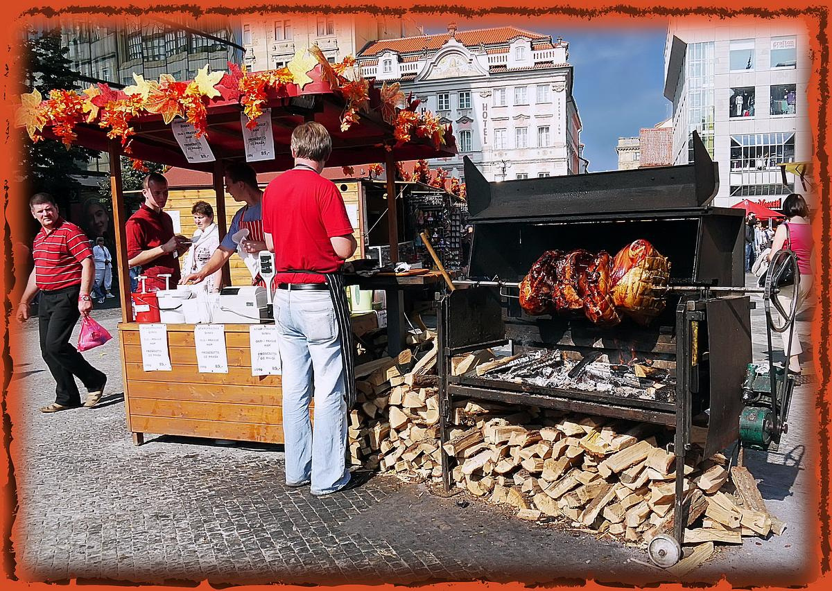 В Праге не только сказочно красиво,но и сказочно ВКУСНО! Прага Вацлавская площадь праздник мясо огонь вкусно жаркая осень