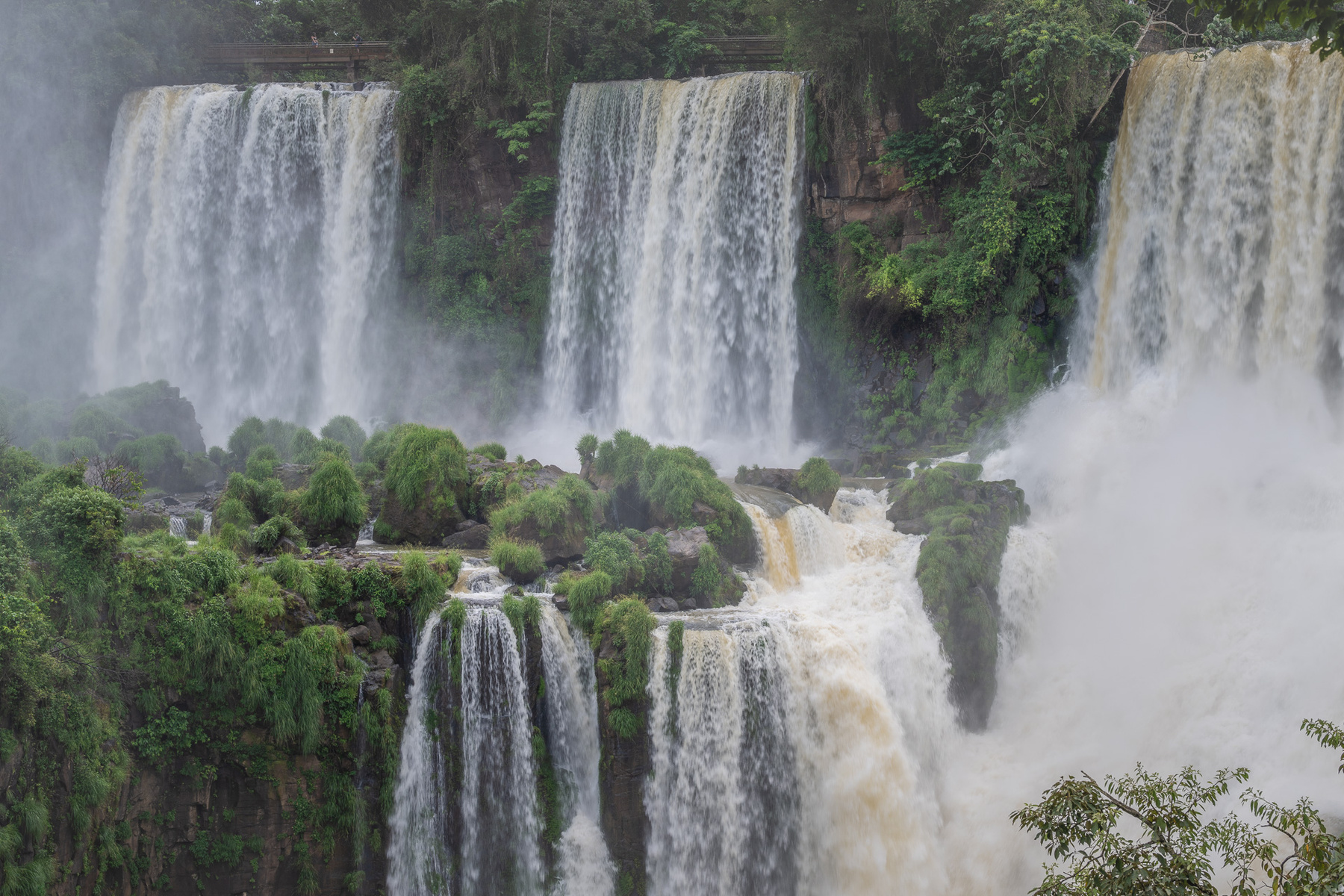 Водопады, водопады, а я маленький такой игуасу водопад аргентина лодка iguazu