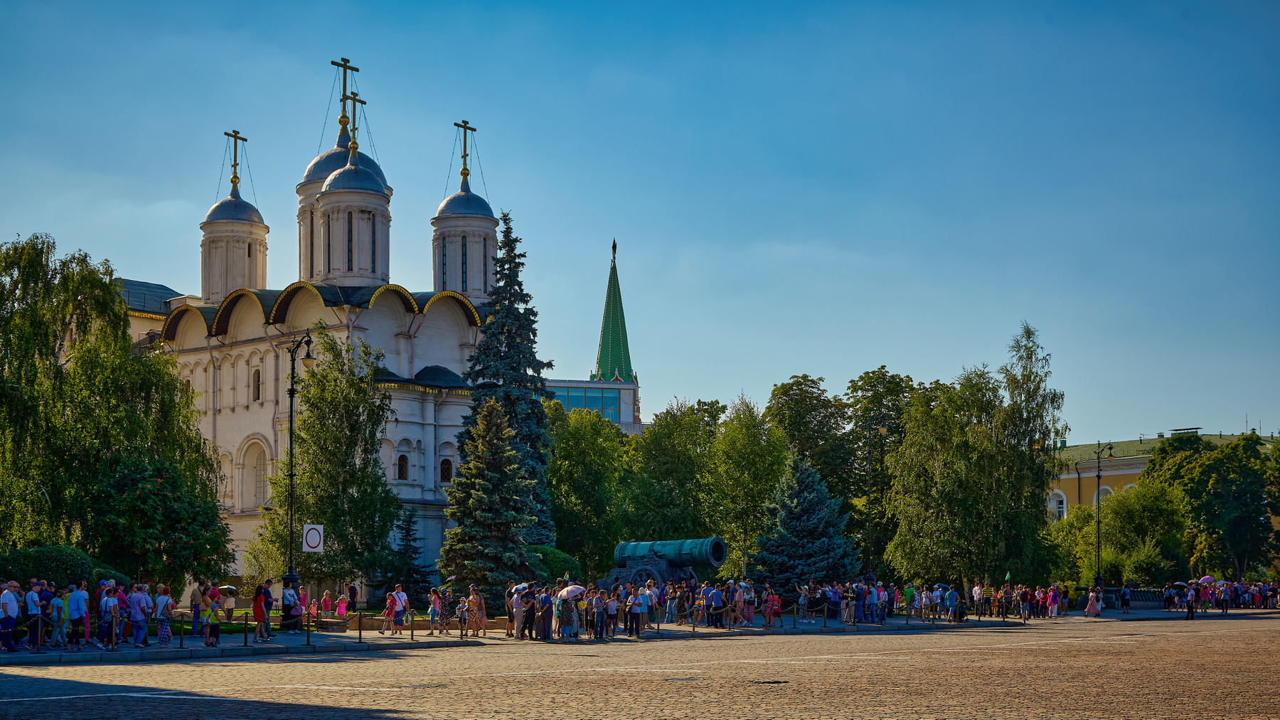 Патриарший дворец с церковью Двенадцати апостолов... и с пушкой... Москва Патриарший дворец