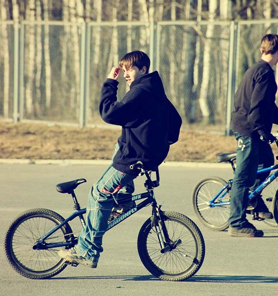 А за ними кот, задом наперед велосипед BMX велосипедист