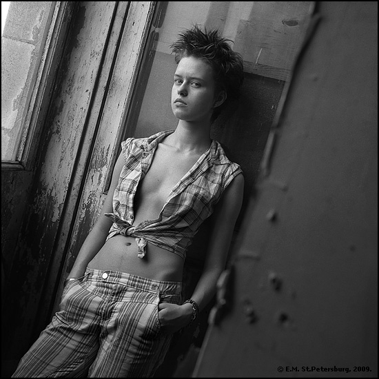 Настя у окна. 2009 