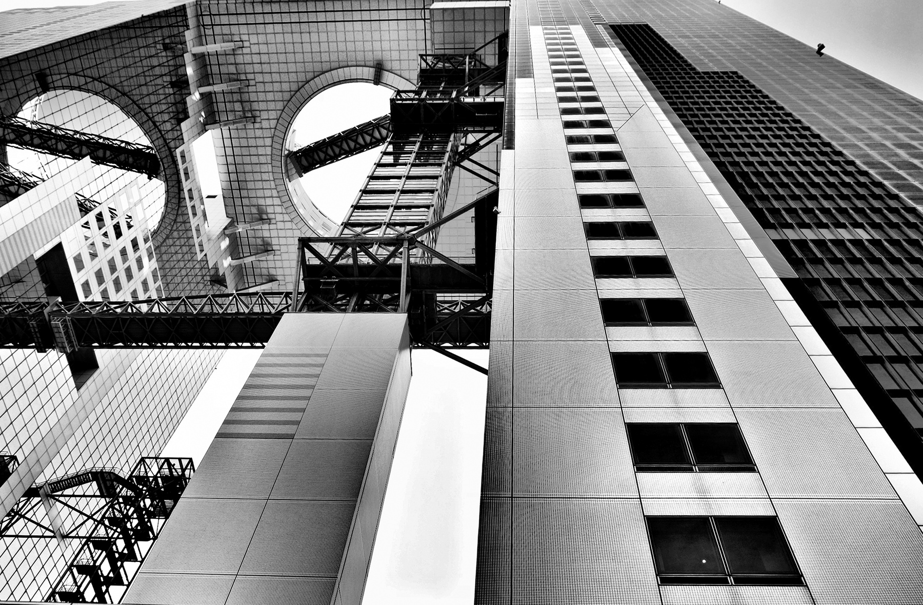Осака Osaka Umeda Sky Building Япония Осака Osaka Япония Umeda Sky Building архитектура футуристическое здание небоскреб металл смотровая площадка архитектор Hiroshi Hara