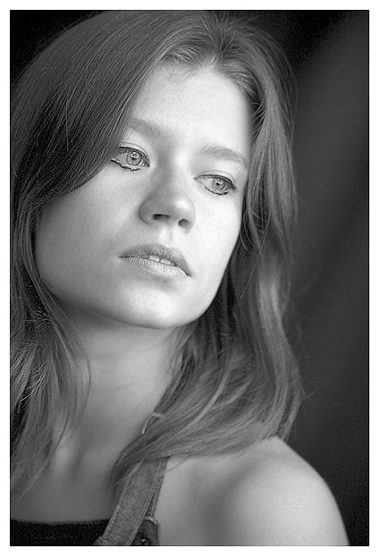 mademoiselle Девушка, симпатичная.