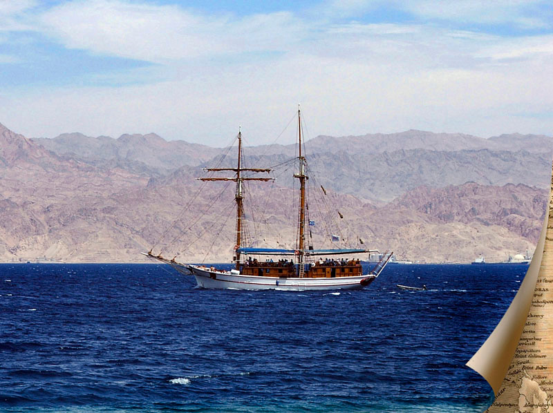 У берегов Иордании море скалы берег яхта красное море шхуна штиль