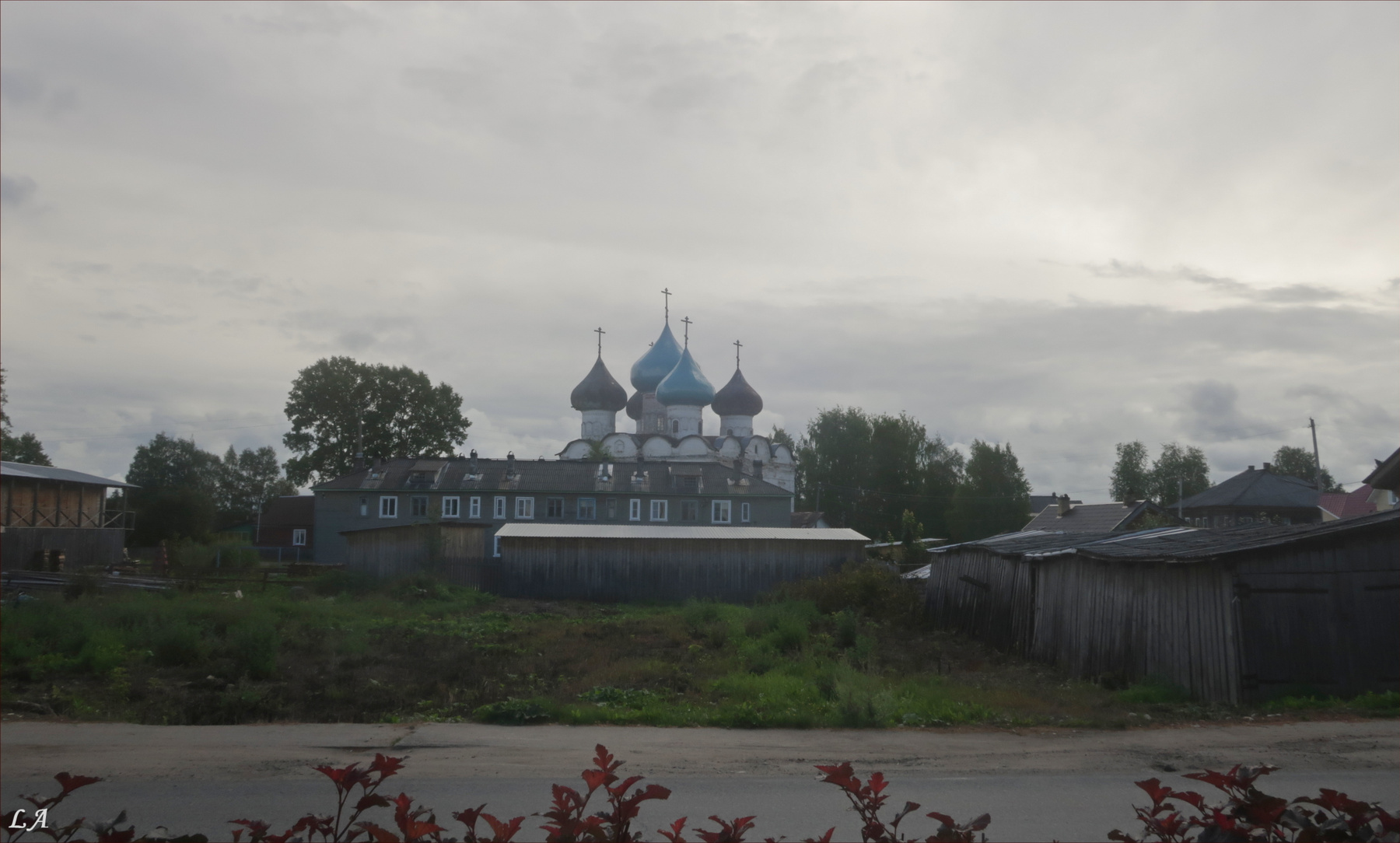 Неяркий Каргополь фототренер Александр Мамакин Творческий Союз Снежный Лев Lihgra Advenyture Фото Светланы Мамакиной Путешествие Фотосайт Архангельская область Каргополь провинция улица храм август