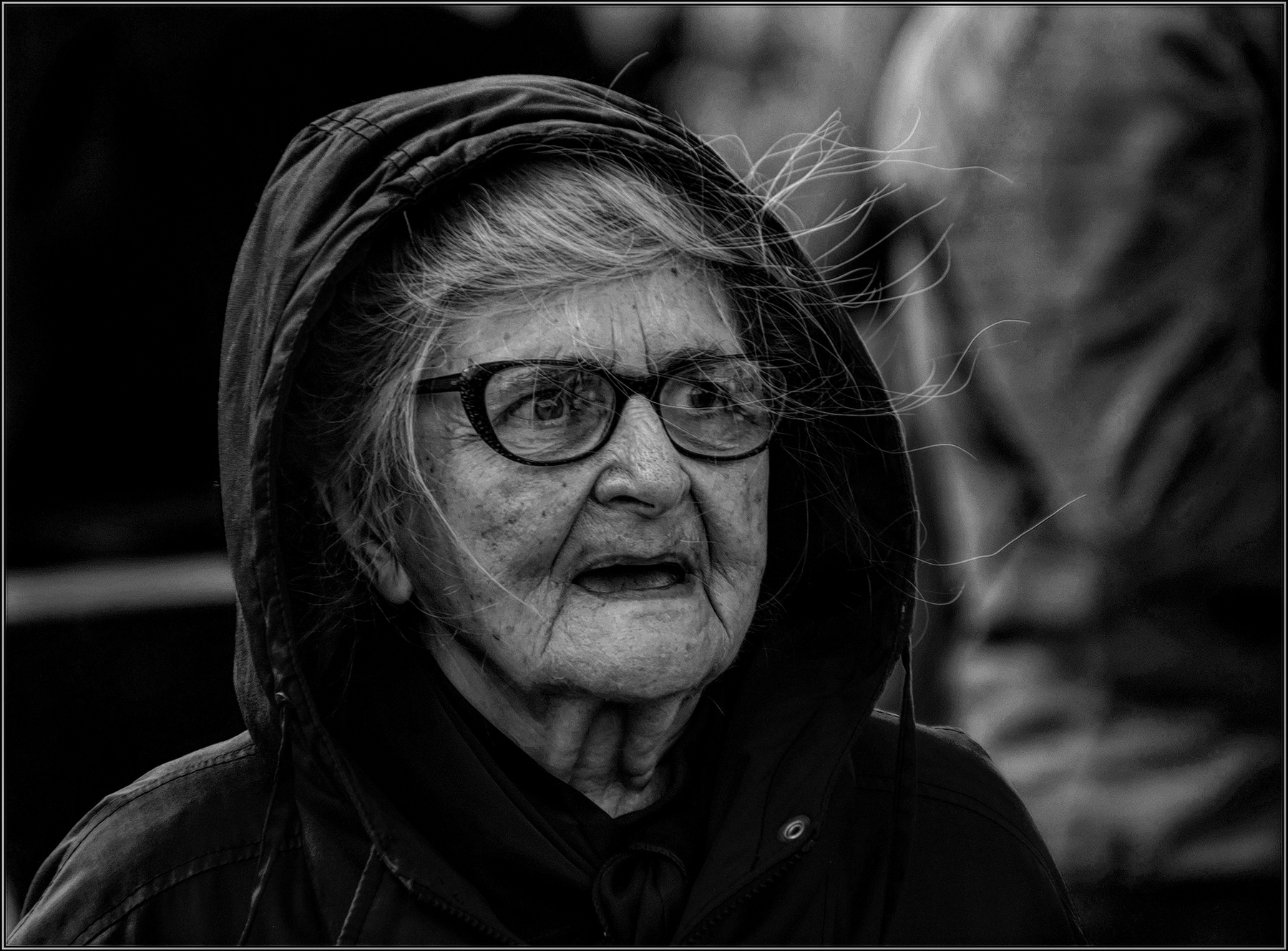 ...Некоторая степень удивления .... портрет лицо женщина улица