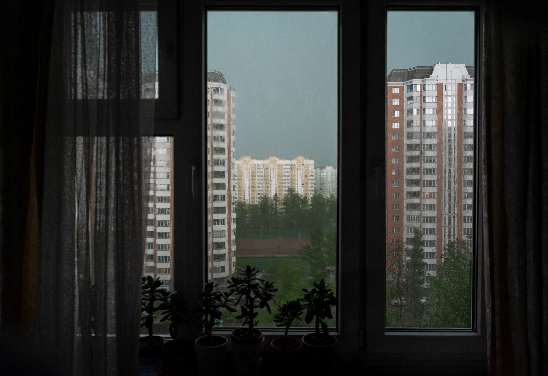 ДОЖДЛИВО ЛЕТО ГОРОД ДОЖДЬ ЖАНР