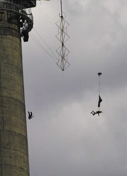 Сколько, говоришь, парашютов у нас было? BASE jumping