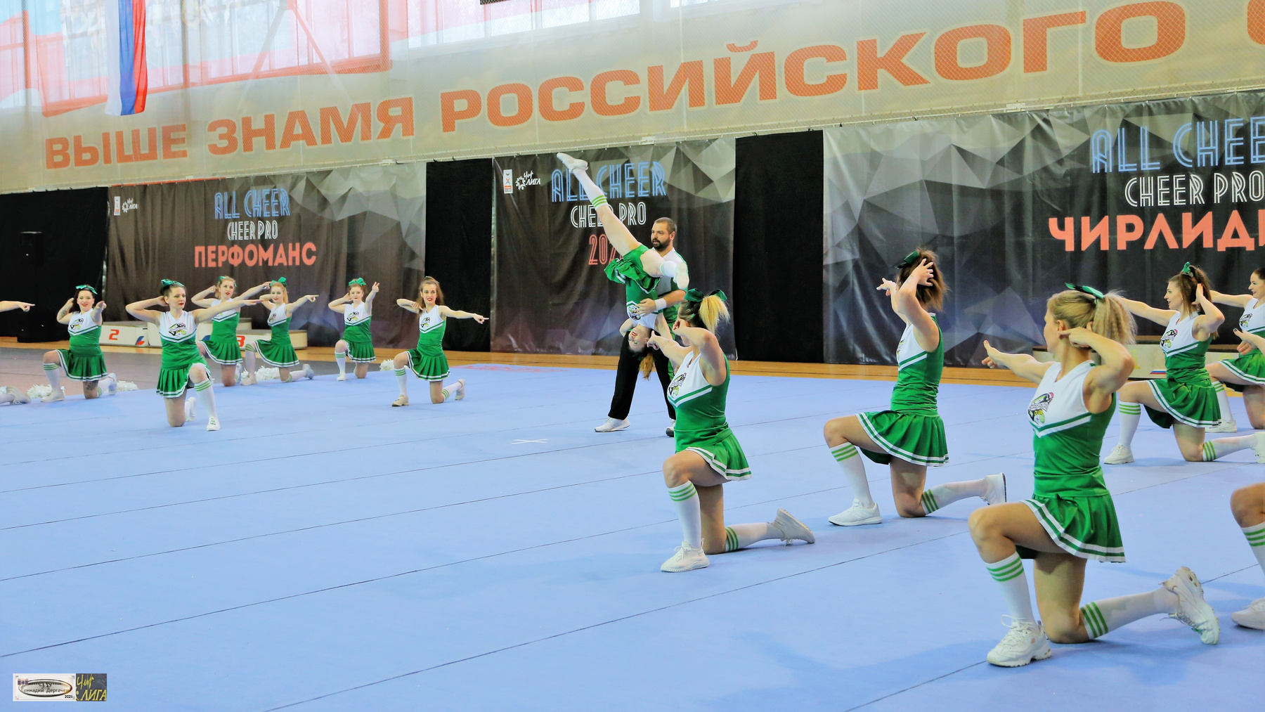 "Посмотрите, что он творит!" чир-фэмили мужчина женщины