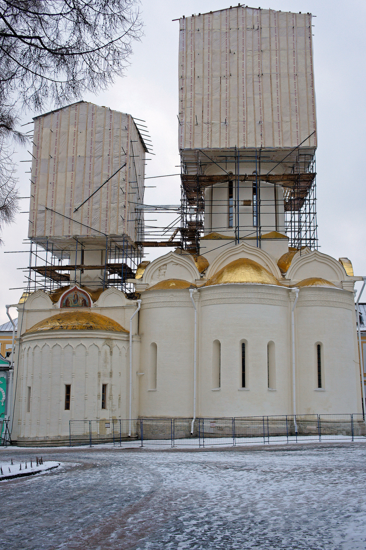 Сергиев Посад. Свято-Троицкая Сергиева Лавра накануне 700-летия основателя. Панорама Лавры. Троицкий собор и Никоновский придел во время реставрации.  21.12.2014 Сергиев Посад Лавра Собор