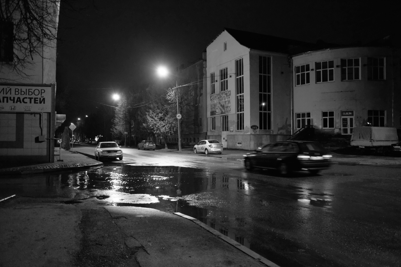 ч/б вечер 3 вечер улица фонари здания автомобили лужи