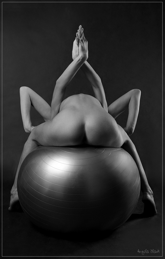 На шаре. Angela blank