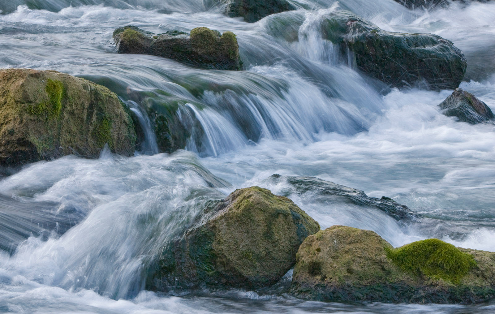 Смотреть на воду, слушать воду река перекат