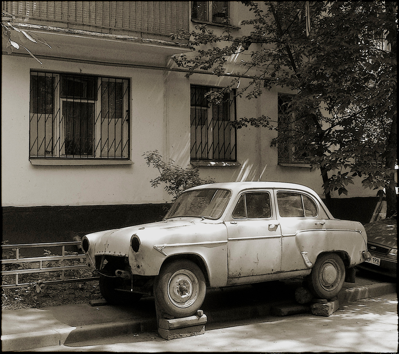 Машинки моего двора (1). «Москвч 410», Московский завод малолитражных автомобилей, конец 50 годов прошлого века;. владелец неизвестен; на вечной стоянке во дворе с 2015г (?) Репост. 