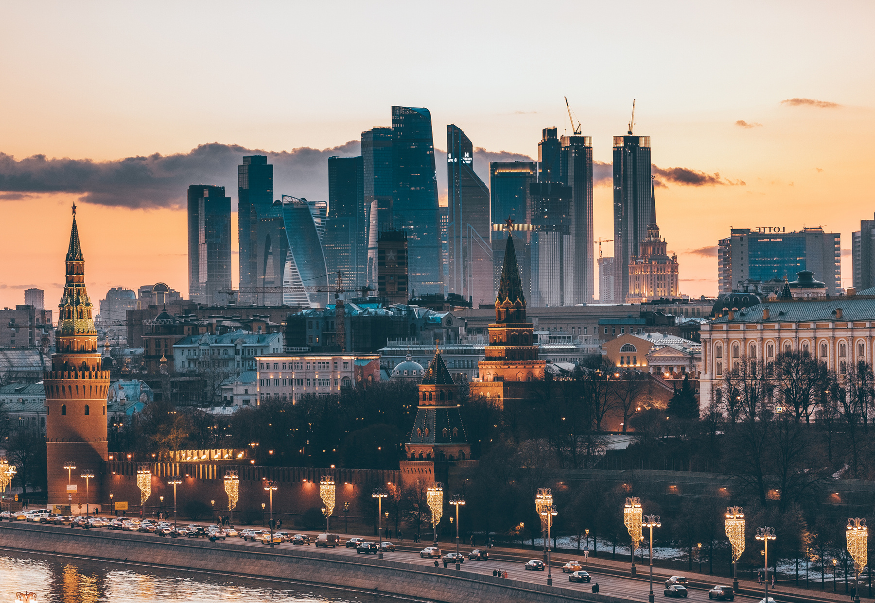 Московские гиганты встречают весенний закат Москва Moscow
