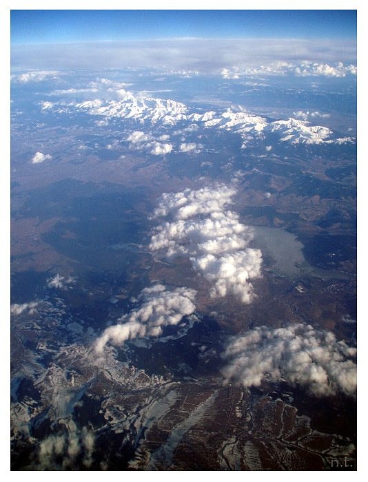 Земля в иллюминаторе... (Горы или облака?) горы облака полет mountains clouds flight