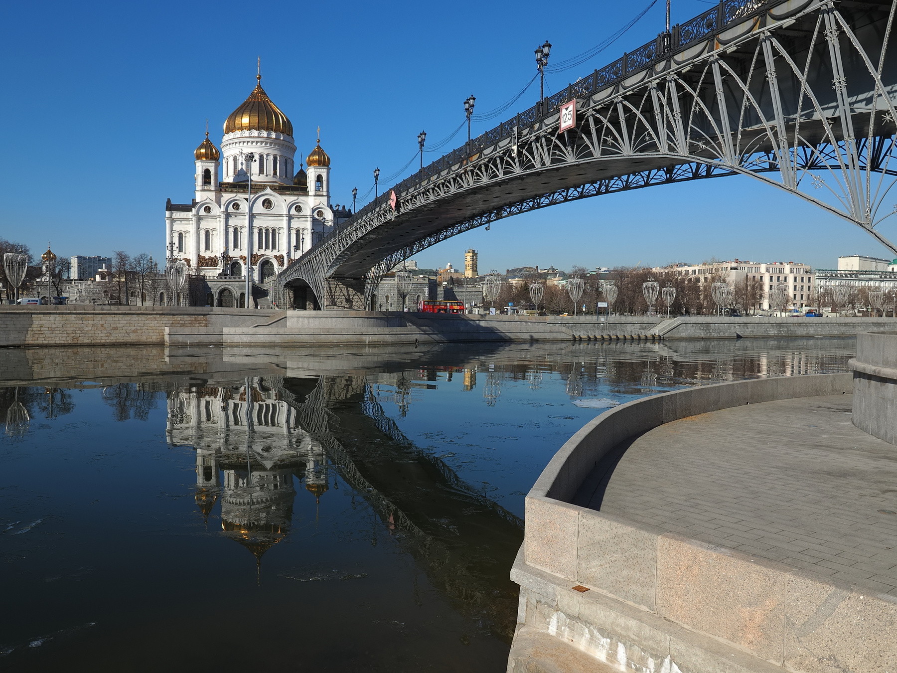 У храма Христа Спасителя 