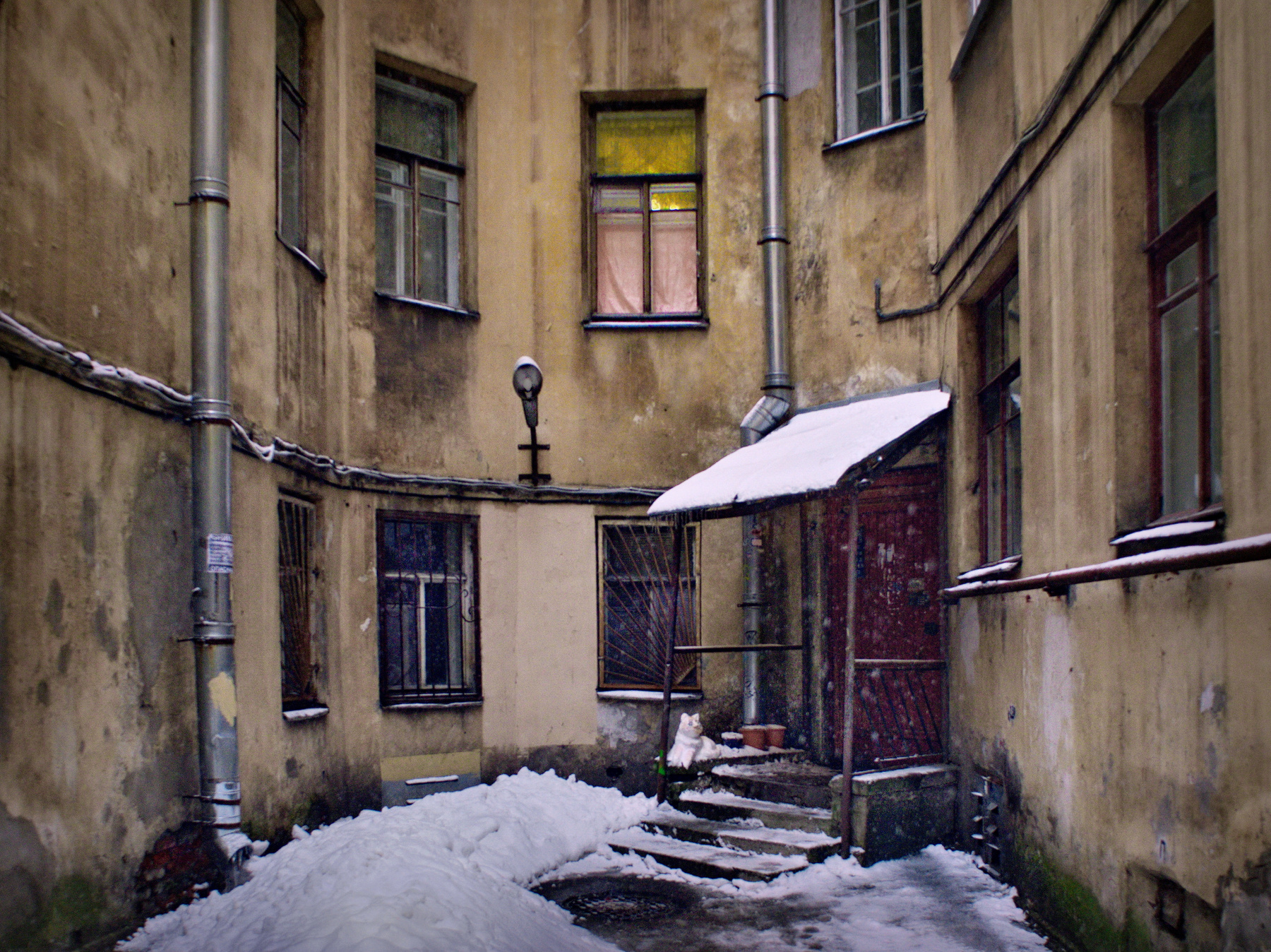 льются запахи из кухонь... Петербург