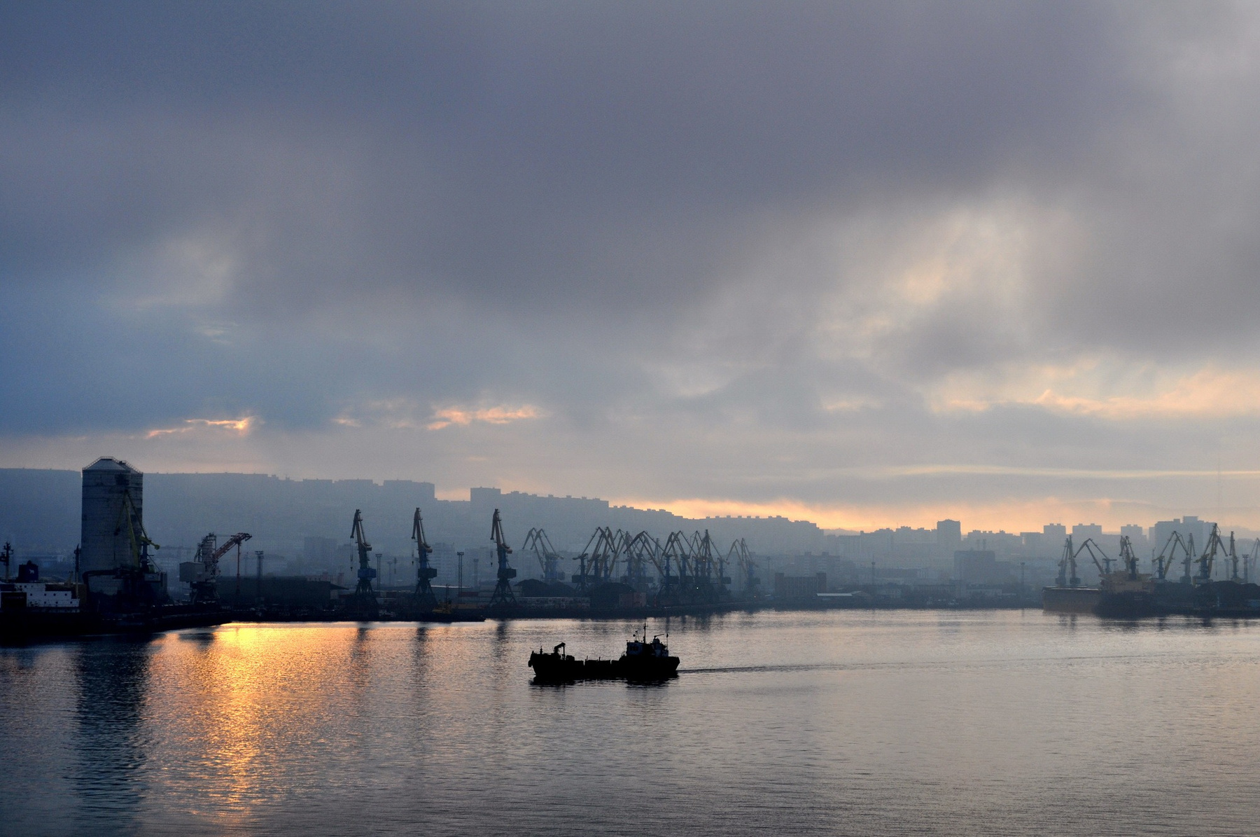 Город в туманной дымке Мурманск, море, Кольский залив, Заполярье