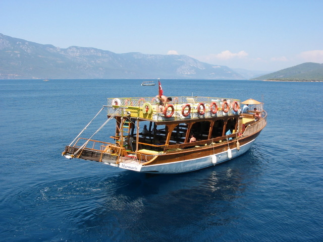 Синее синее море море катер горы залив