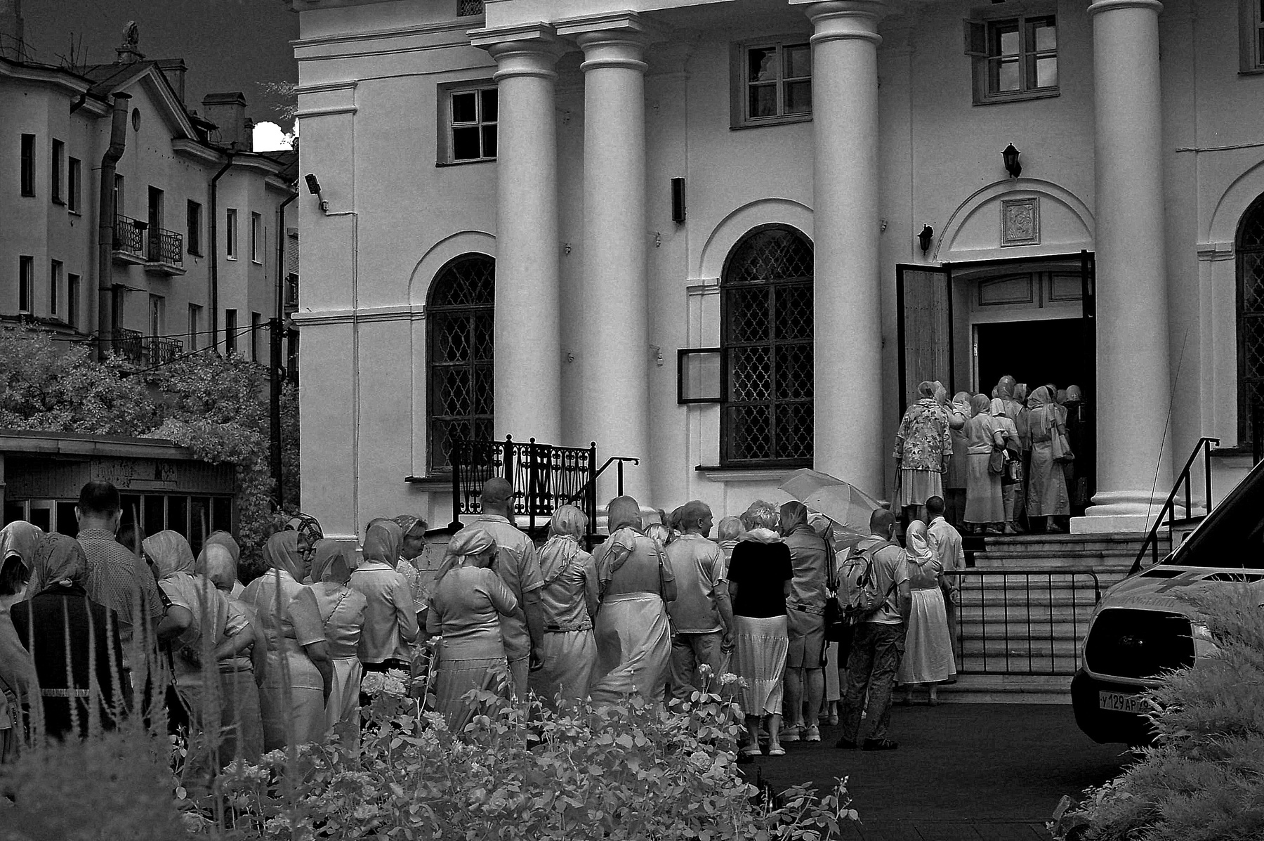 На поклонение мощам преподобного  Сергия Радонежского. С молитвой об исцеления от лангольеров. Ярославль..Россия. Хроники июля 2022 г. от Р.Х. Инфракрасная,чёрно-белая,монохромная, фотография.  Infrared Filter creen.l IR 850(infrared imaging) Инфракрасная чёрно-белая монохромная фотография infrared imaging