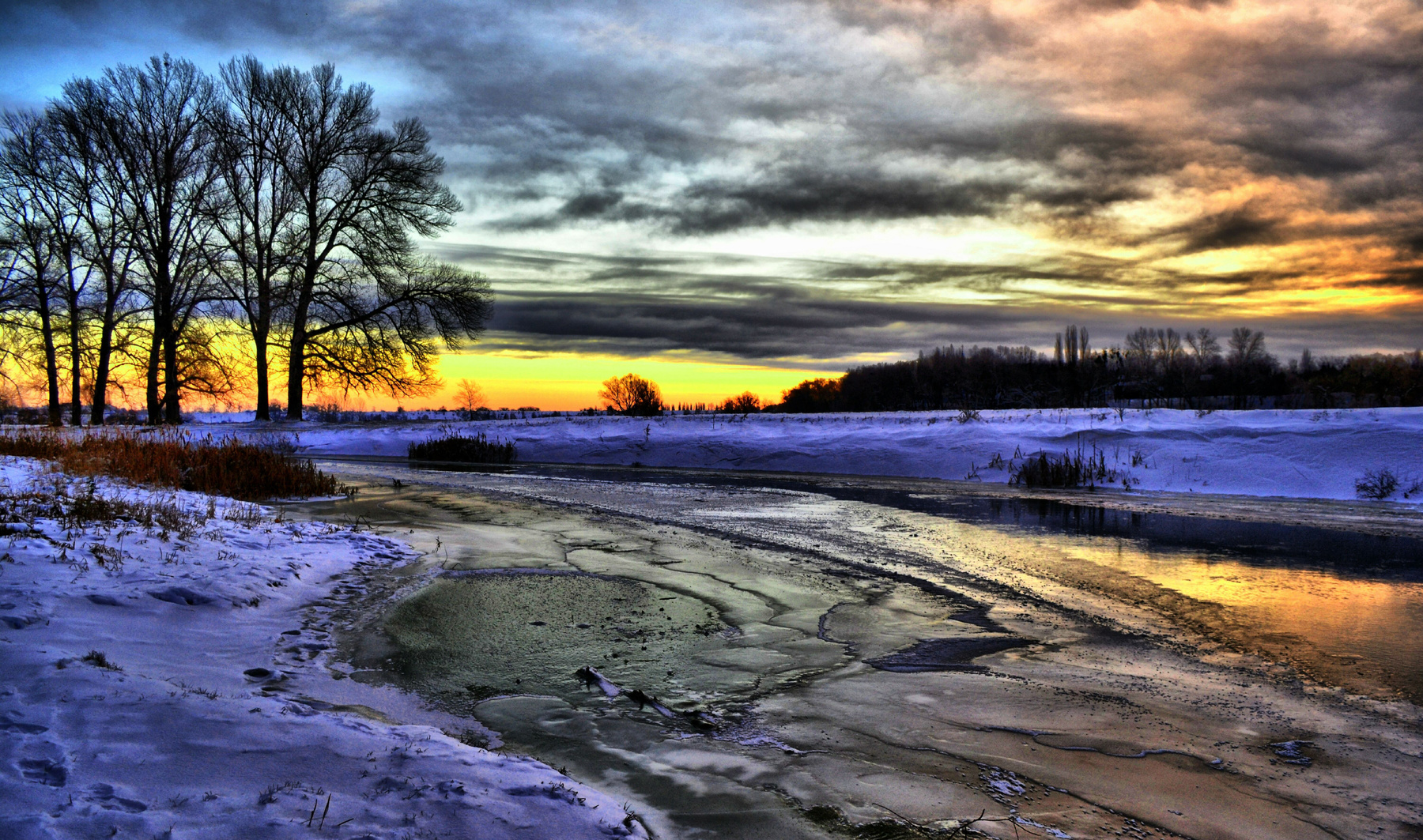 Пейзаж на зимней реке.HDR 