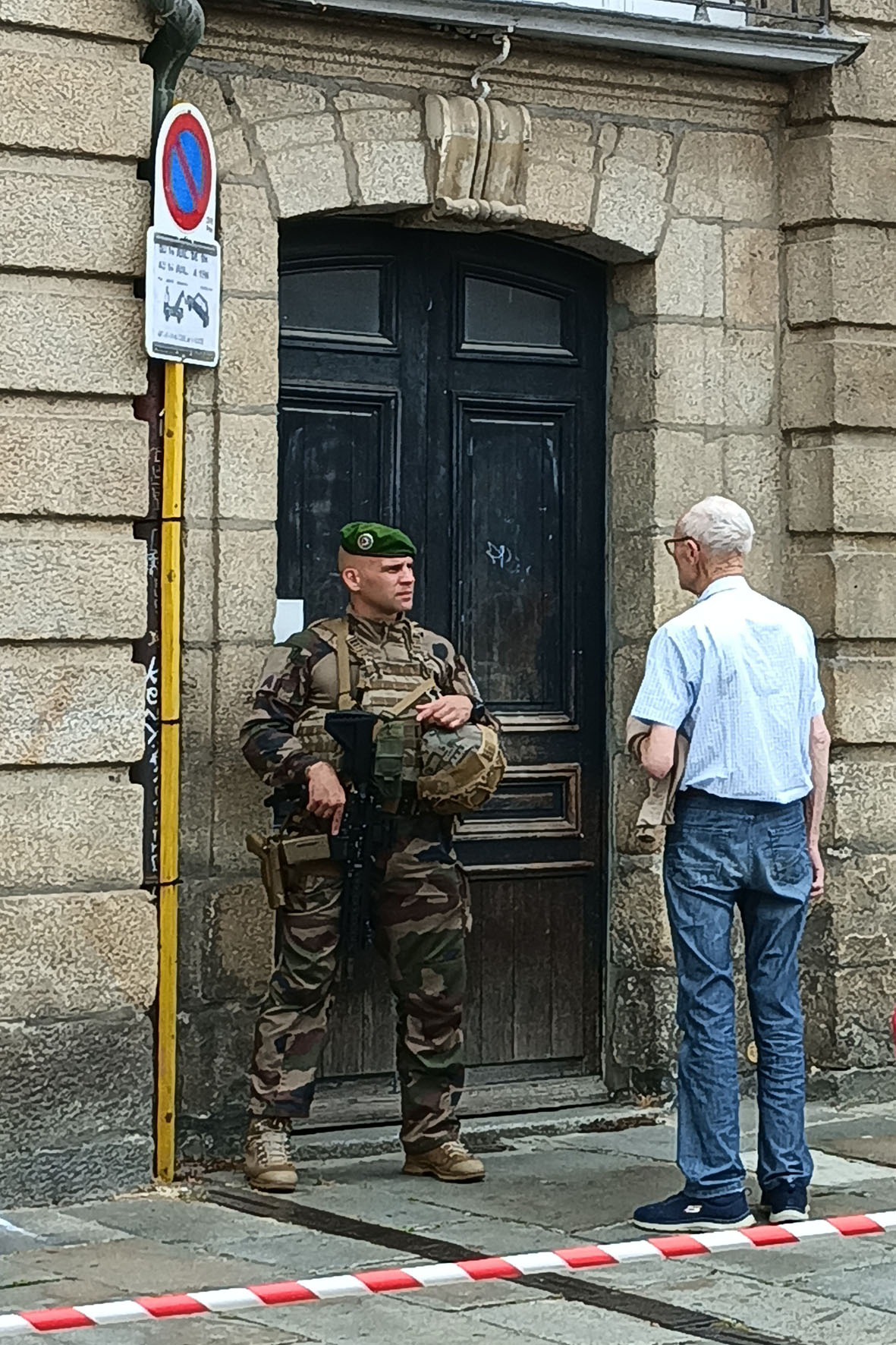 Как служба, сынок? Ренн Бретань Rennes парад Бастилия солдат беседа