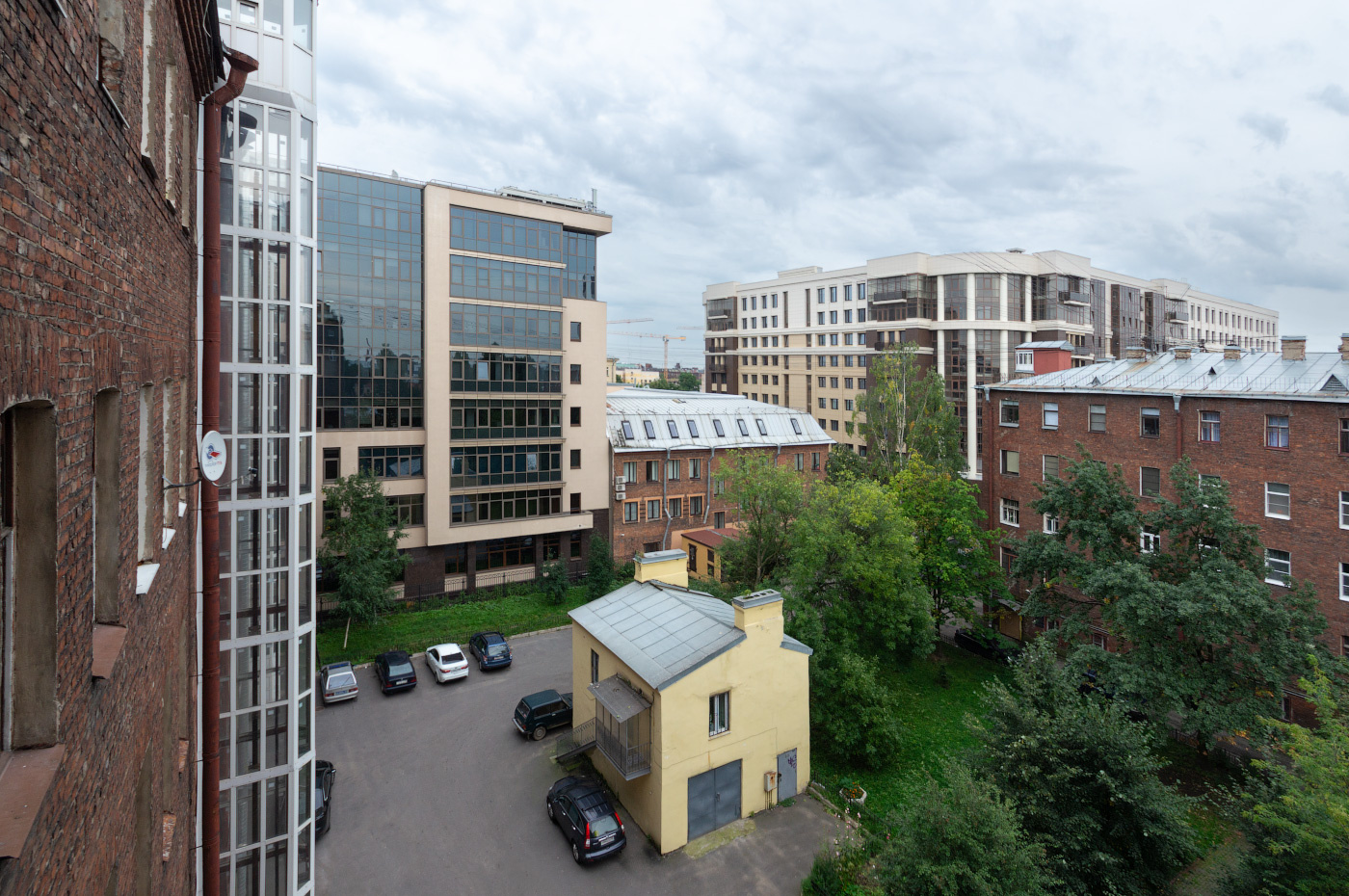 DSC02568 архитектура россия питер петербург санкт-петербург санктпетебург двор дворы спб старыйфонд старый фонд колодец колодцы дворколодец дворыколодцы двор-колодец дворы-колодцы здание окно окна дом васильевский остров