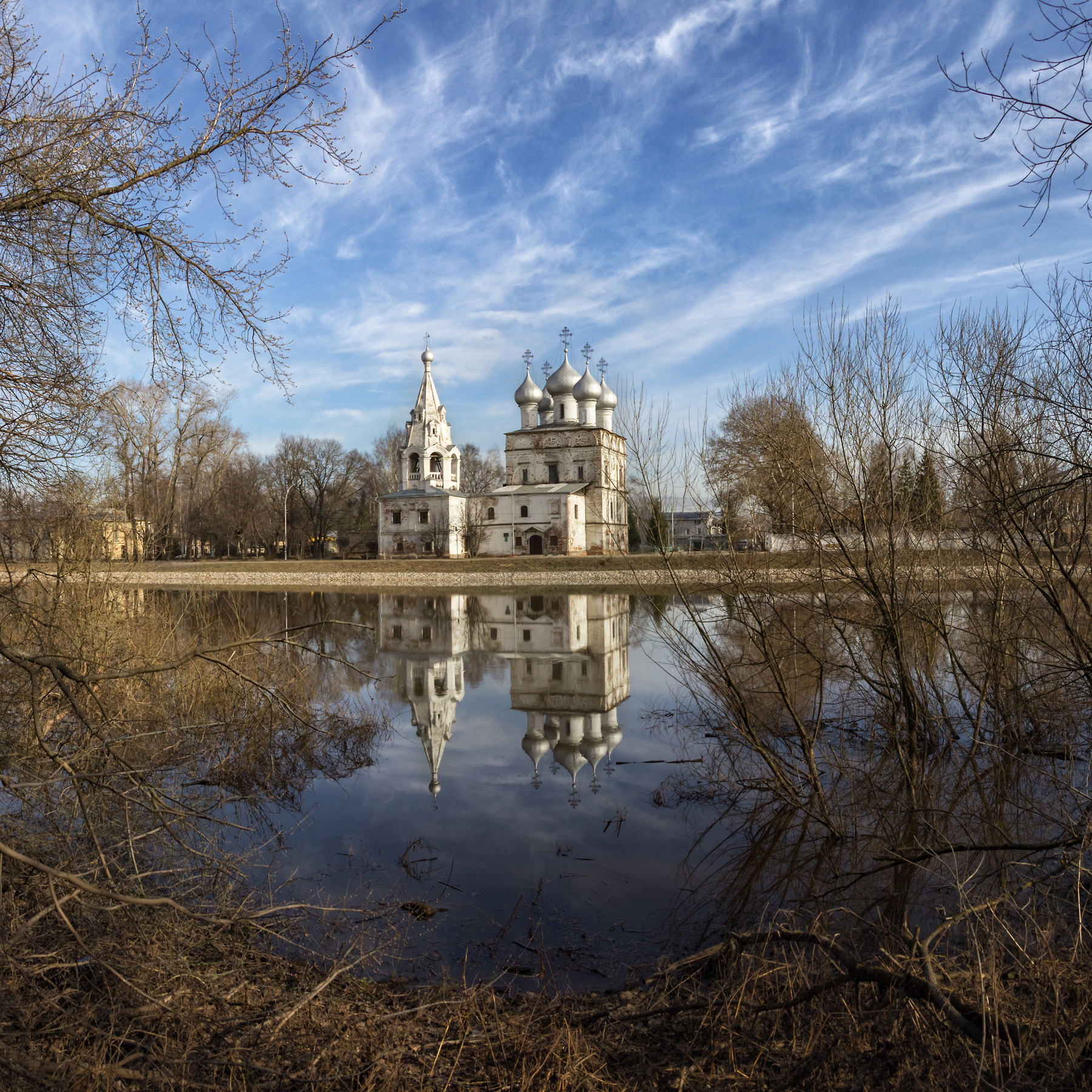 Церковь Иоанна Златоуста — православный храм в центре Вологды на набережной реки Вологда, напротив Софийского собора. Храм в честь Иоанна Златоуста является объектом культурного наследия федерального значения... Вологодчина Вологда Набережная 6 Армии храмы