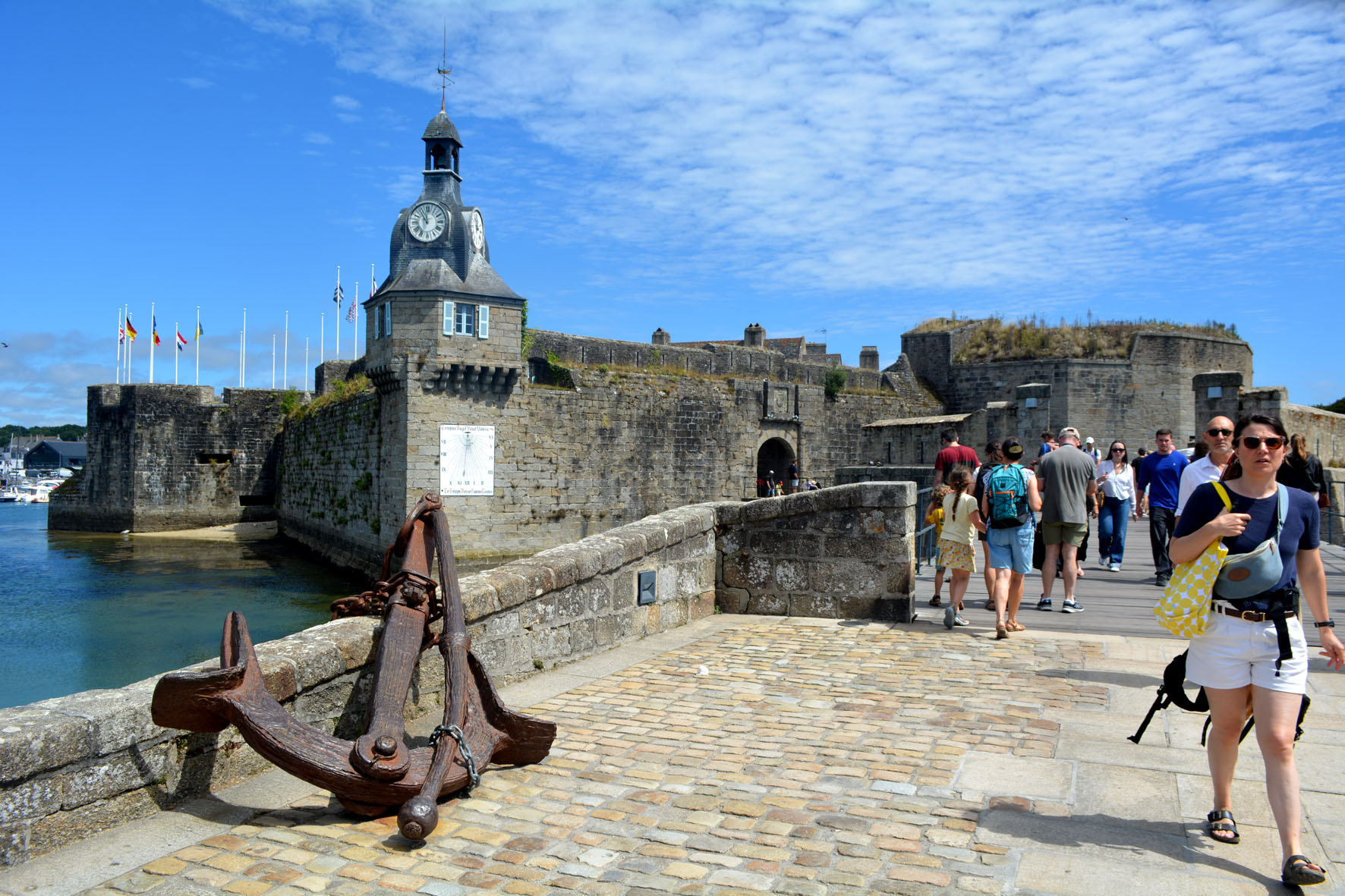 В "Город за стеной" Бретань Bretagne Финистер Finistere Конкарно Concarneau мост стена