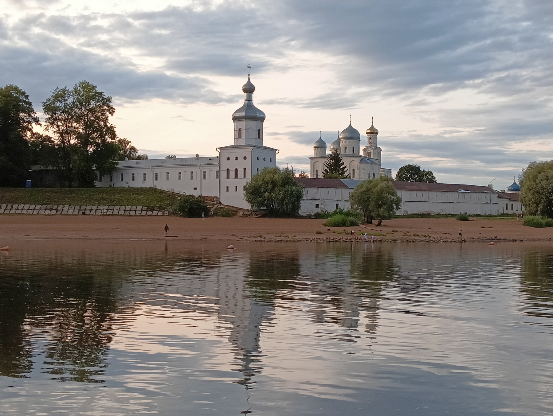 Закат над монастырем 