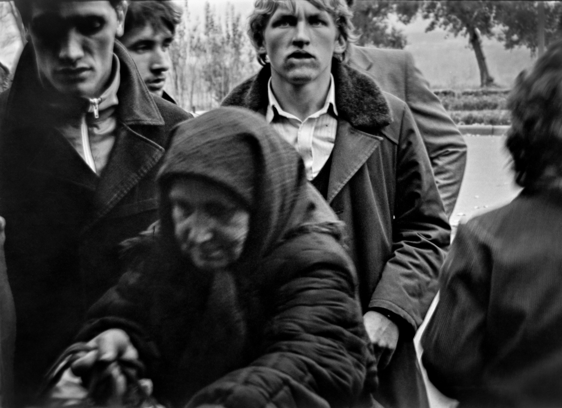 вежливые юноши, пропускающие старушку в автобус плёнка