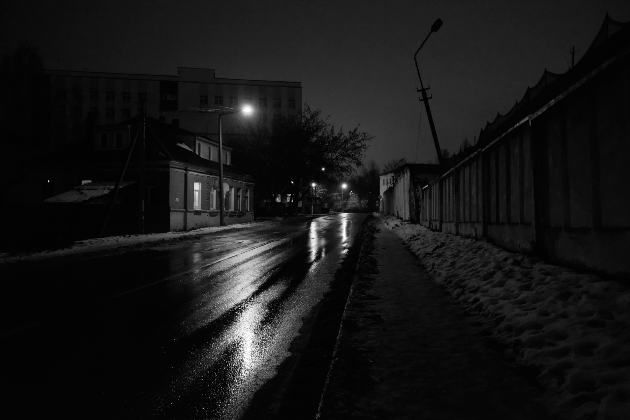 ч/б вечер 10 улица вечер фонари деревья здания забор