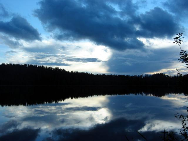 Отражение озеро отражение вода вечер лес небо