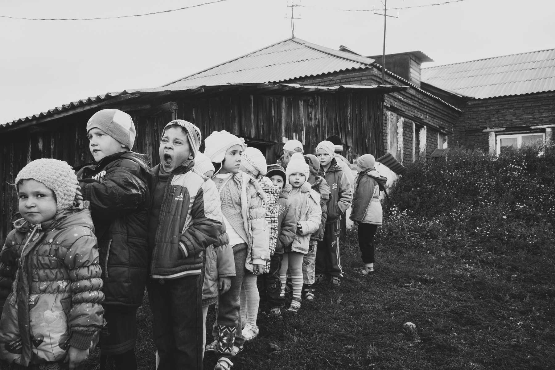 На прогулку дети,чб