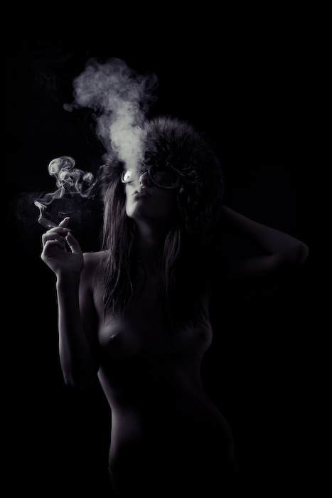 Other smoke girl cigare