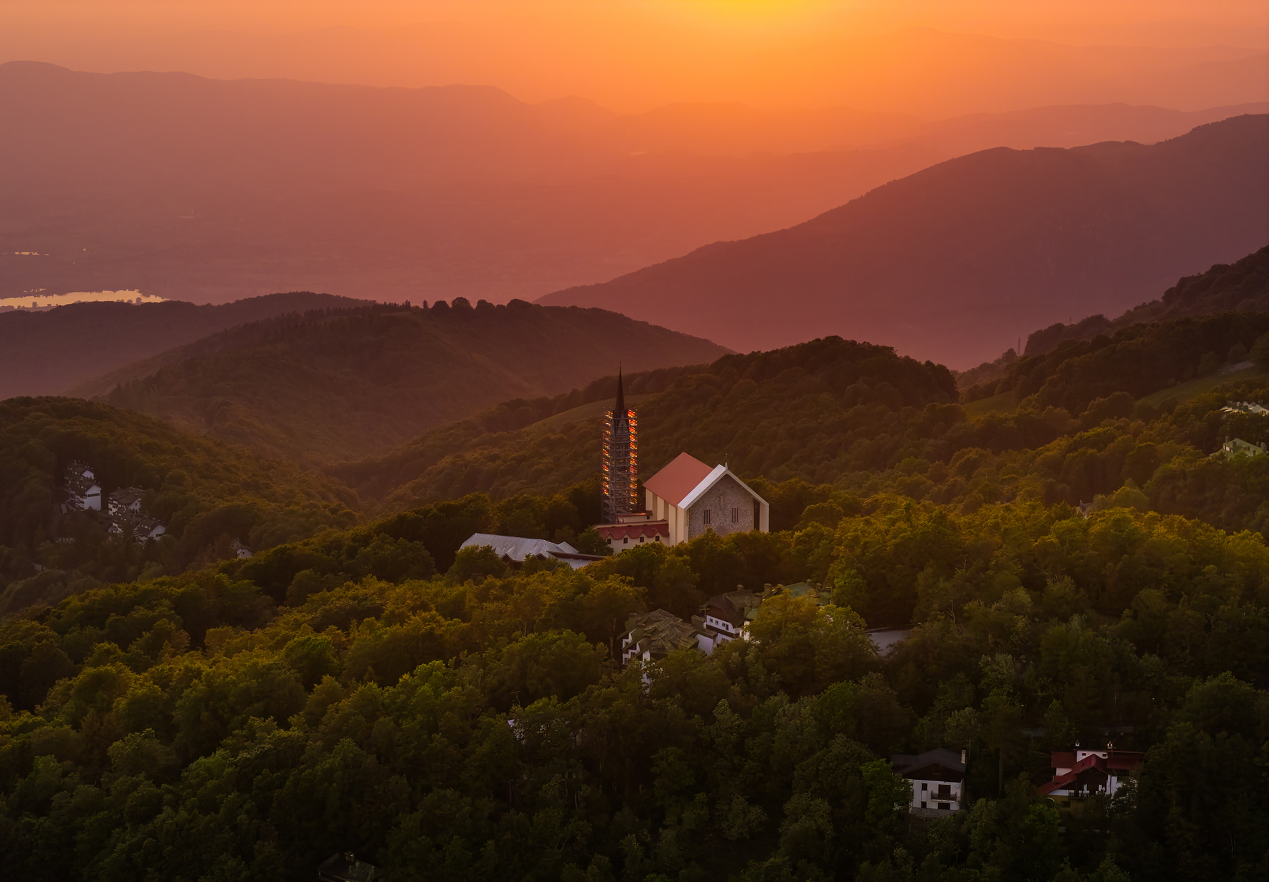 На закате в горах 