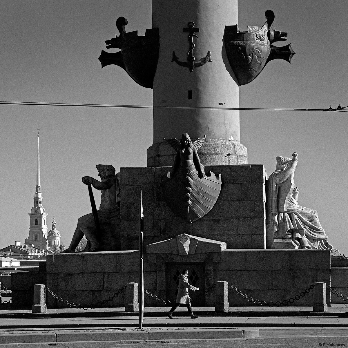 У Ростральной колонны, С-Пб., 2015. Mokhorev