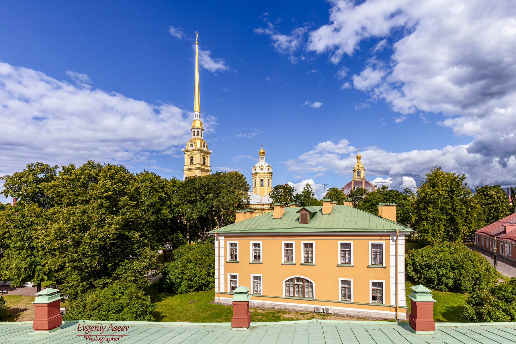 Над крышами Петропавловская крепость