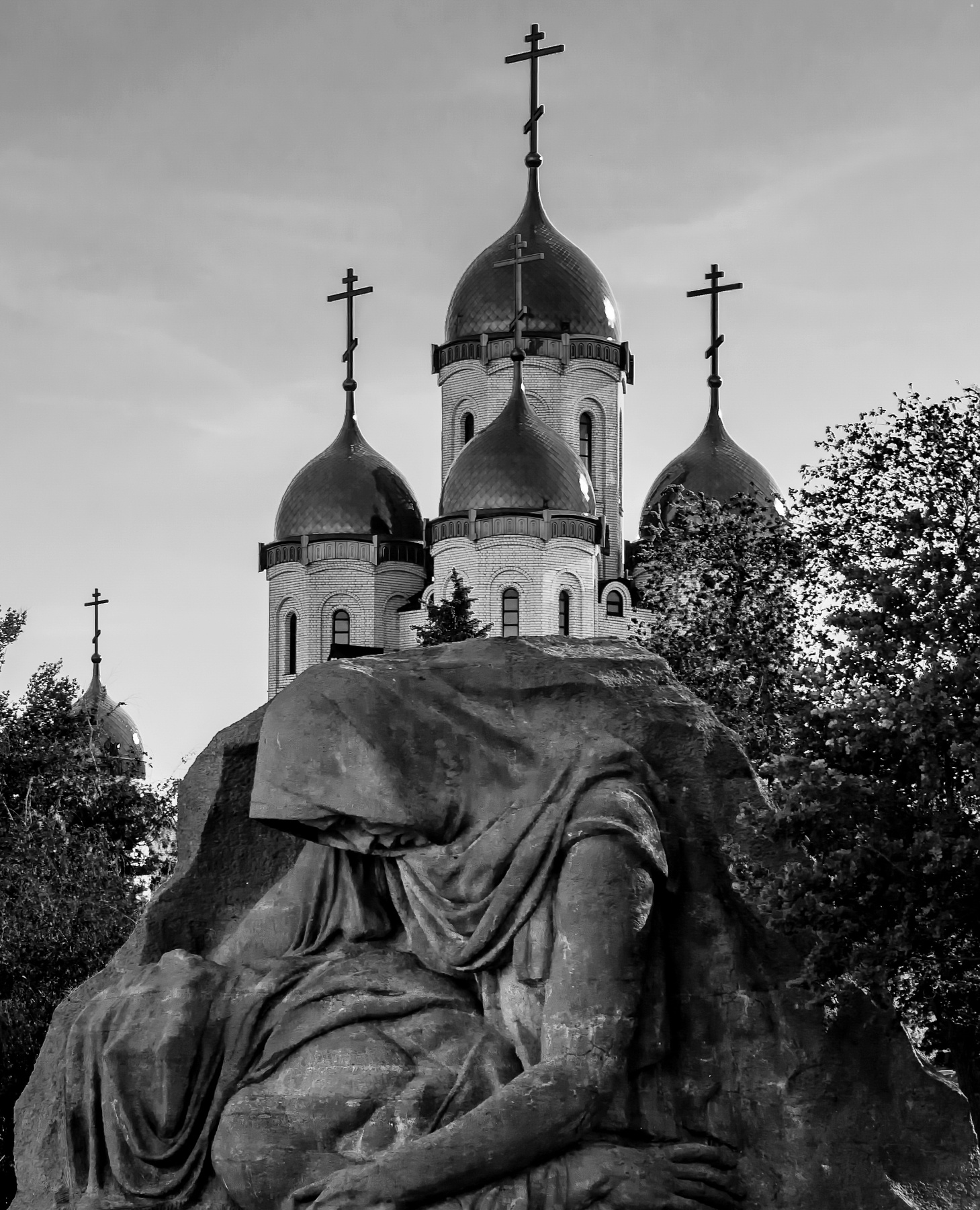 "Скорбящая мать". скульптура храм Волгоград Мамаев курган