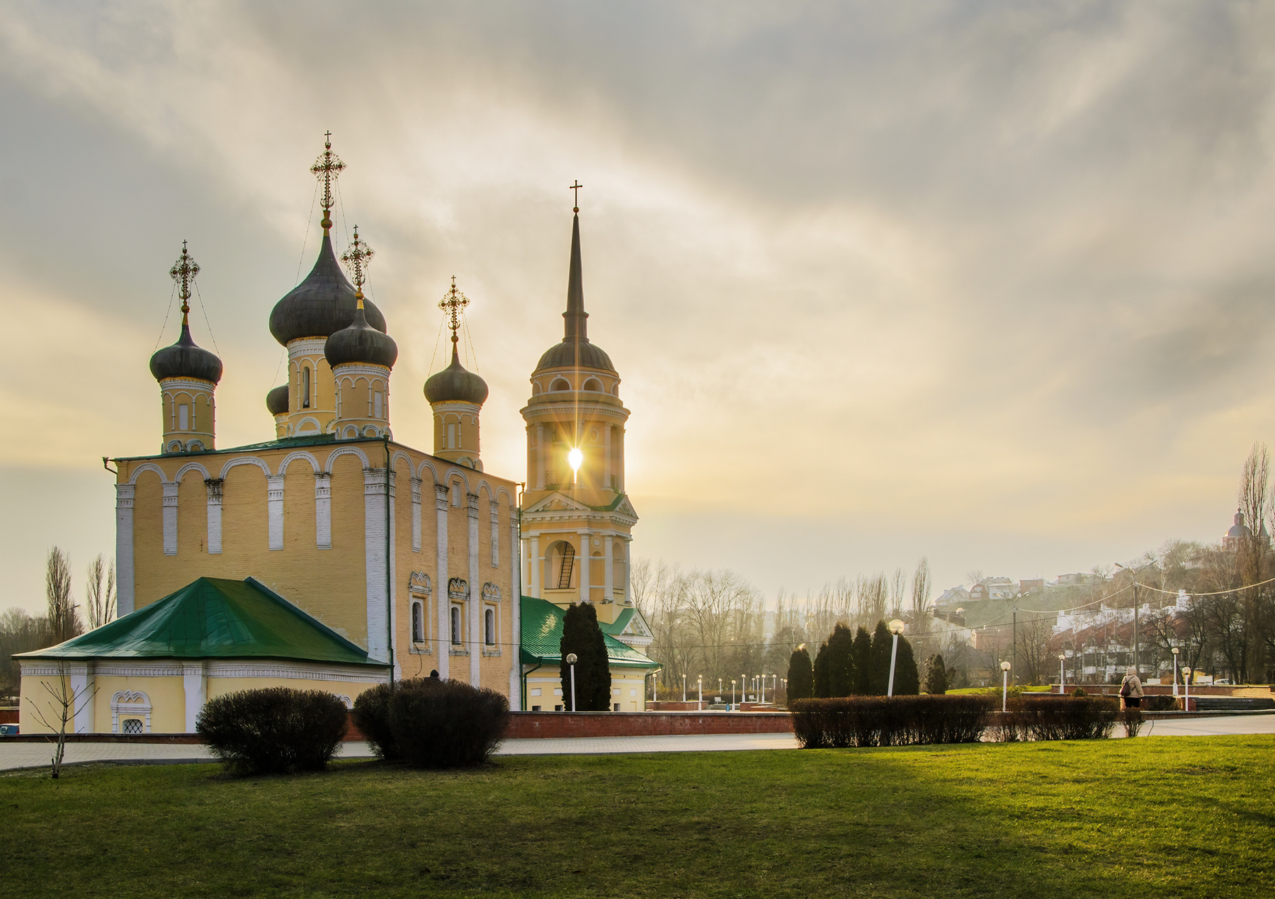 Храм в лучах солнца город вечер закат Успенский храм Воронеж