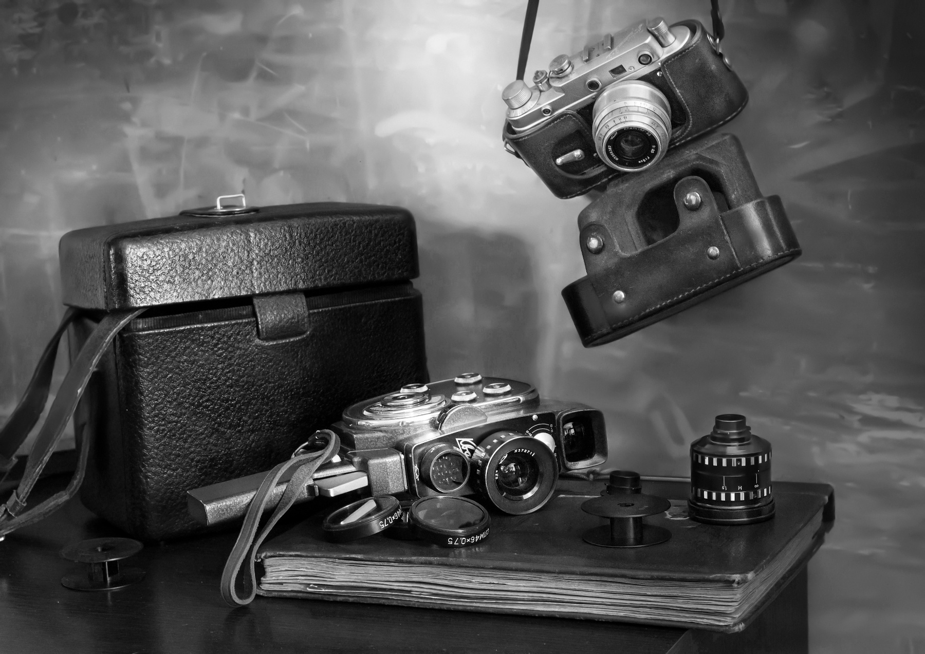В старом чемодане фотоаппарат фотокамера кинокамера пленка альбом фотография объектив