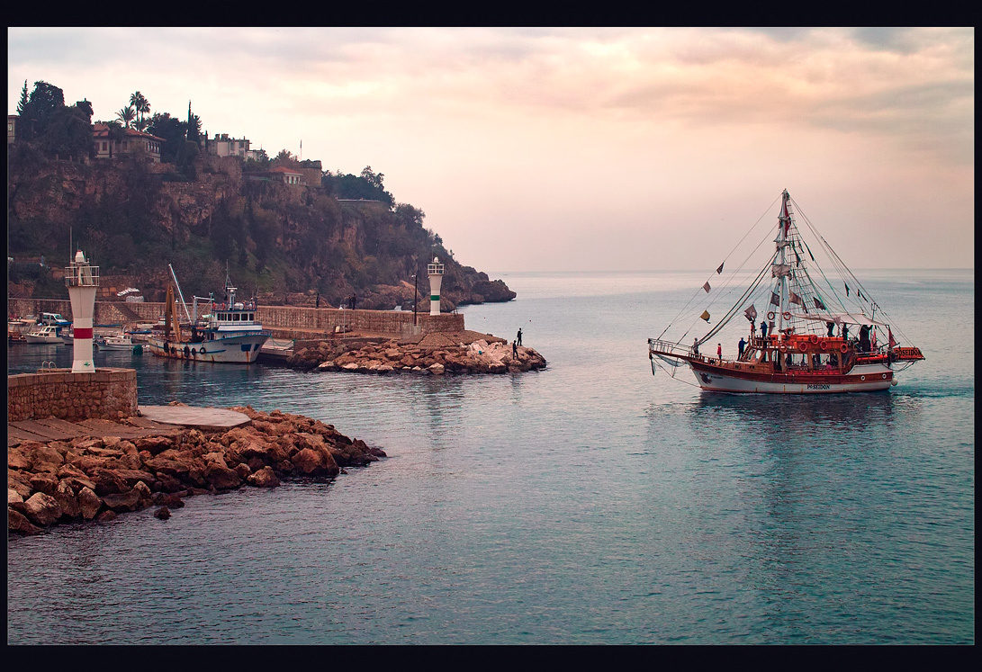 Poseidon заходит в гавань Turkey2012 Antalya