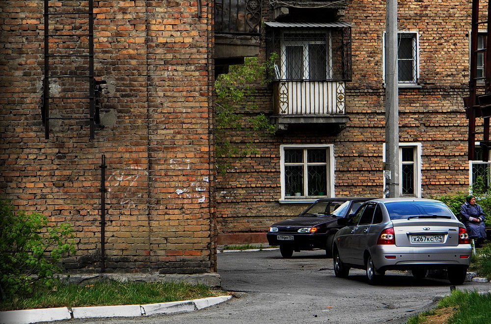 Дворик город двор автомобили стена окна