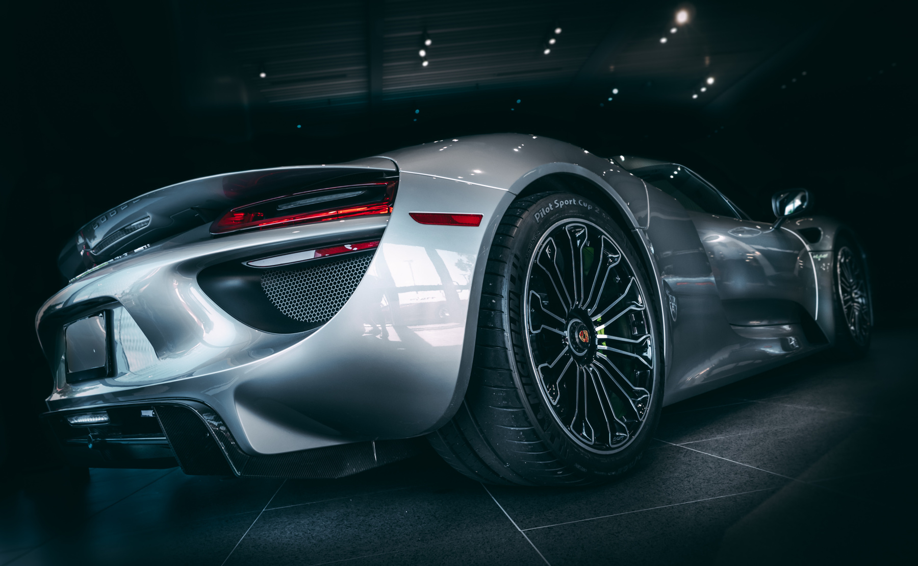 918 