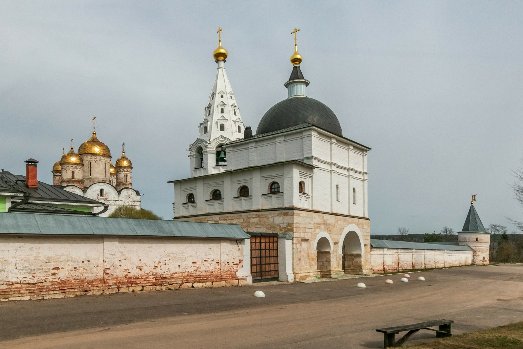 Надвратная церковь Преображения Господня в Лужецком Ферапонтовом монастыре. путешествия архитектура храмы церкви монастыри