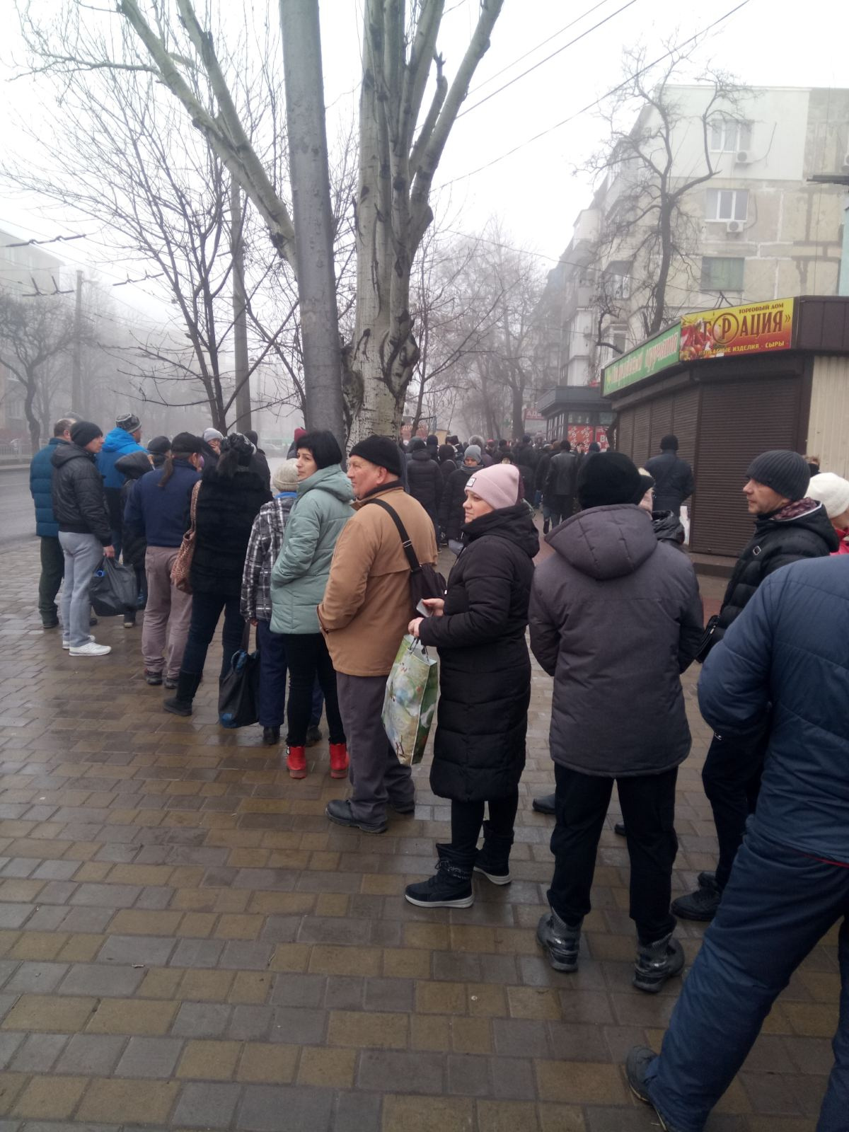 Очеред за финальным хлебом уже под обстрелом РСЗО "Град". милитари коррекция жизни Мариуполя. весна 22год 
