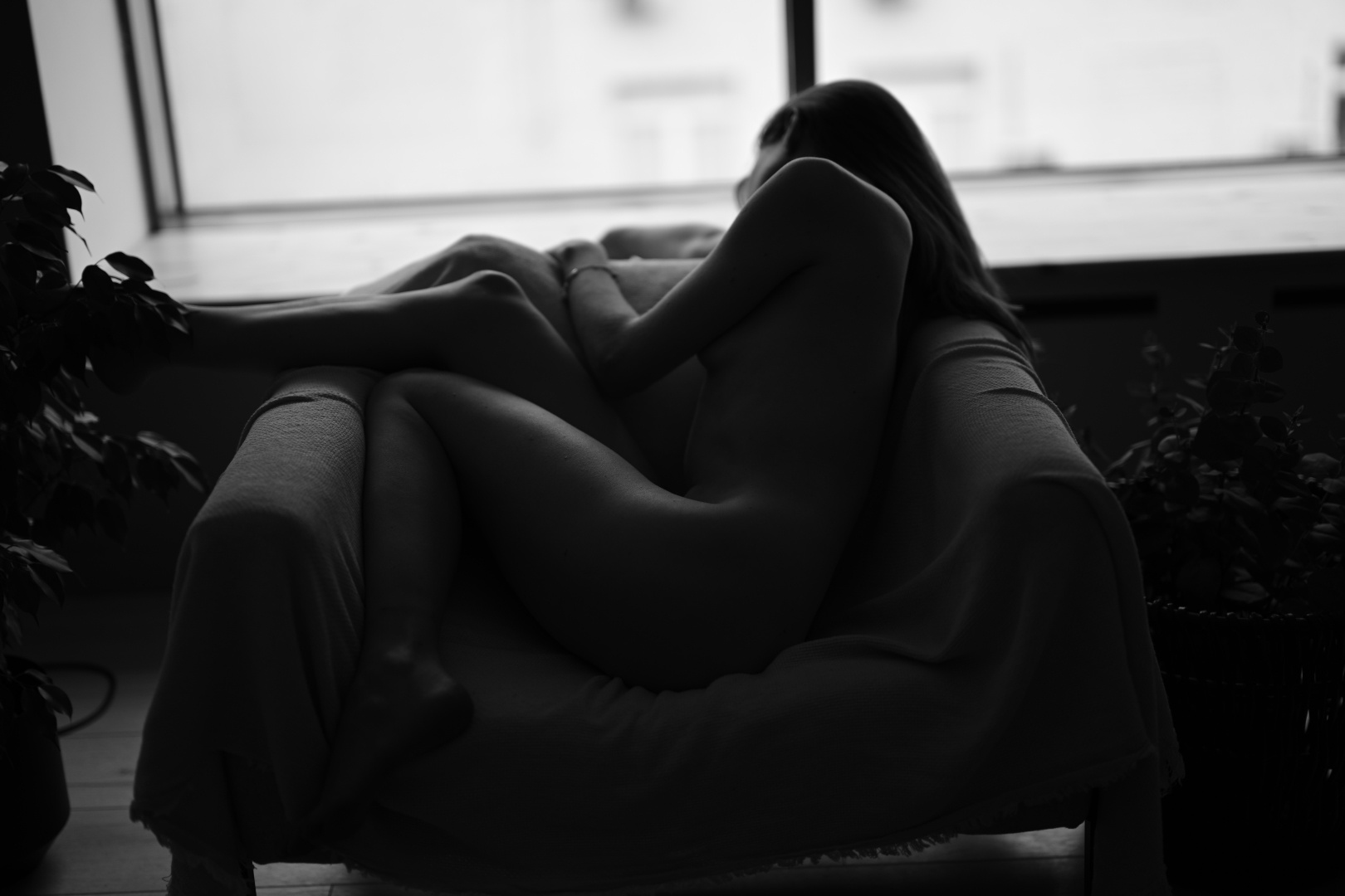 Lazy morning Утро окно кресло девушка лежит ню обнаженная стройная